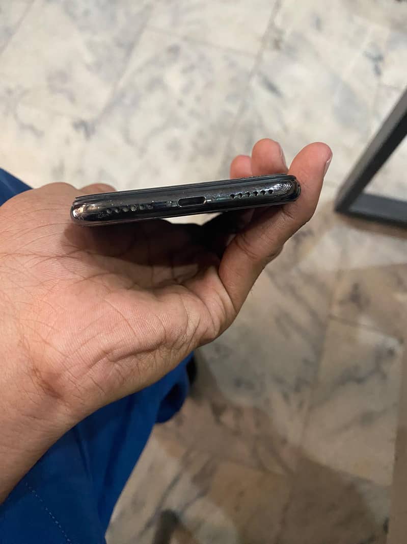 Apple iPhone X 4