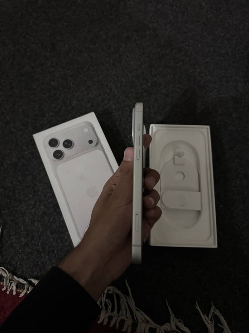 Apple iPhone 17 Pro Max 4