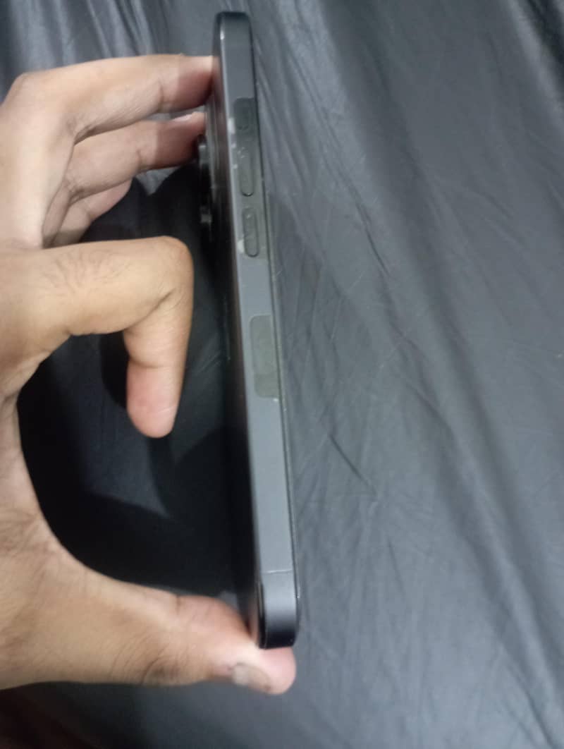 Apple iPhone 16 Pro 3