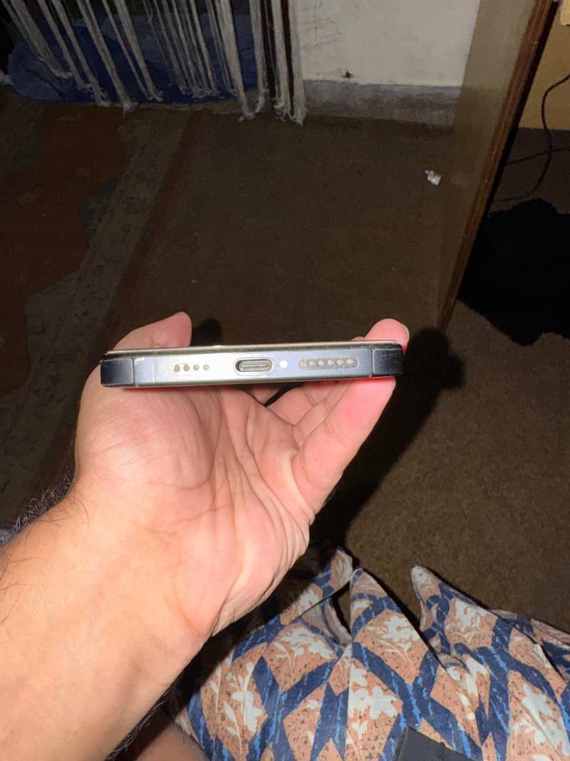 Apple iPhone 15 Pro Max 4