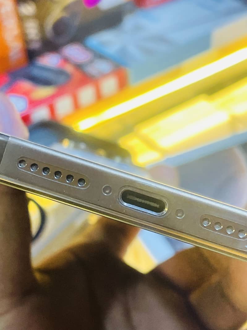 Apple iPhone 16 Pro Max 1