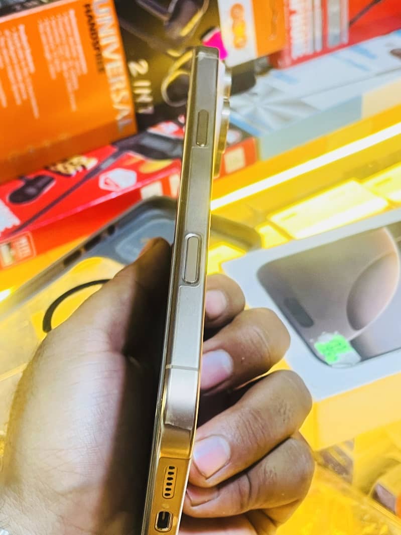 Apple iPhone 16 Pro Max 2