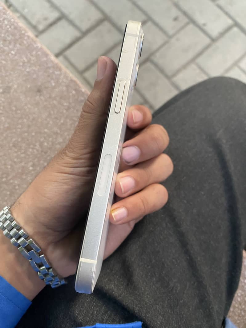 Apple iPhone 13 8