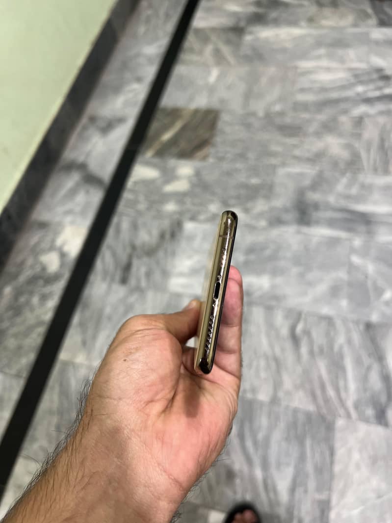 Apple iPhone 11 Pro Max 2