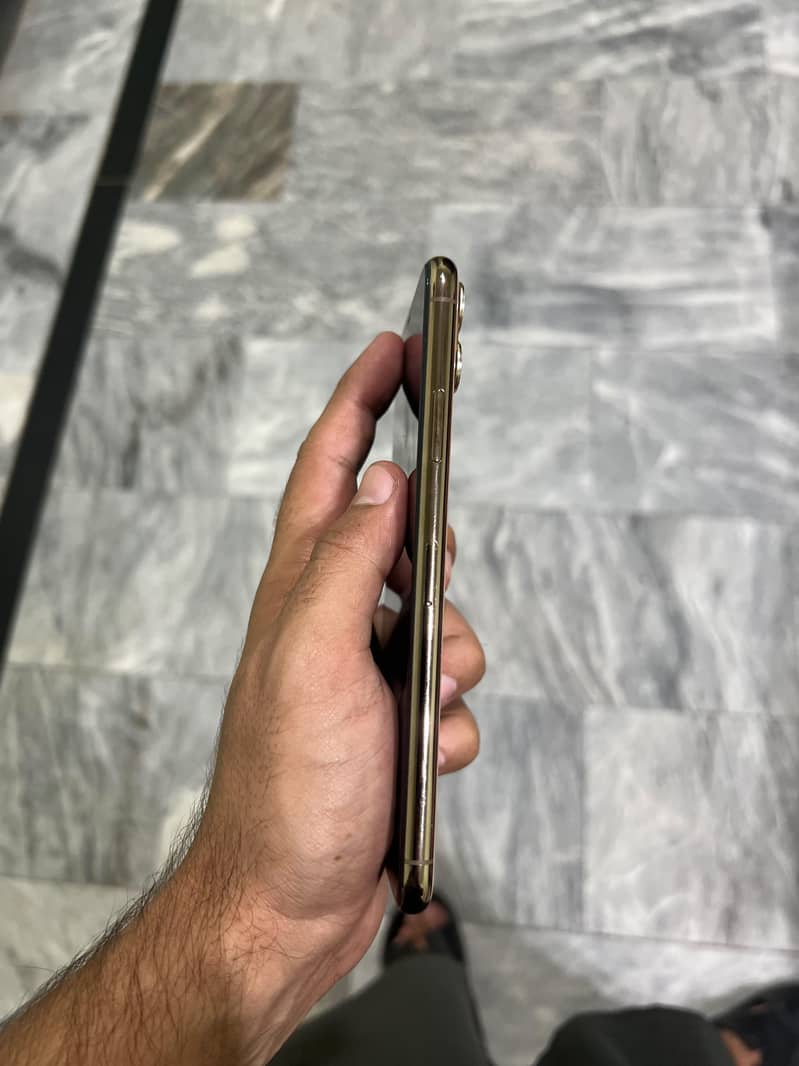Apple iPhone 11 Pro Max 4