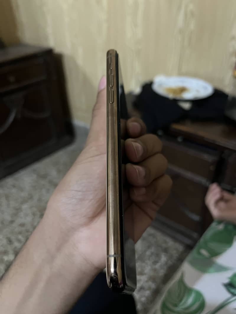 Apple iPhone 11 Pro Max 4
