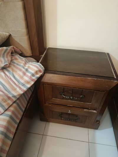 1 Good condition dressing table with 2 side tables slightly damaged