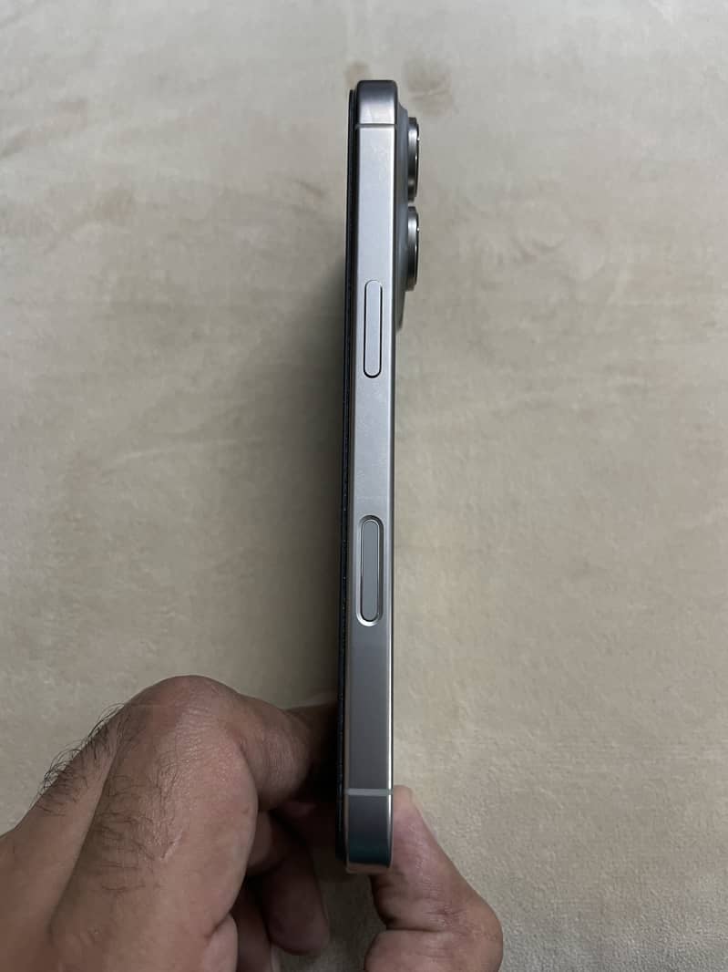 Apple iPhone 16 Pro 1