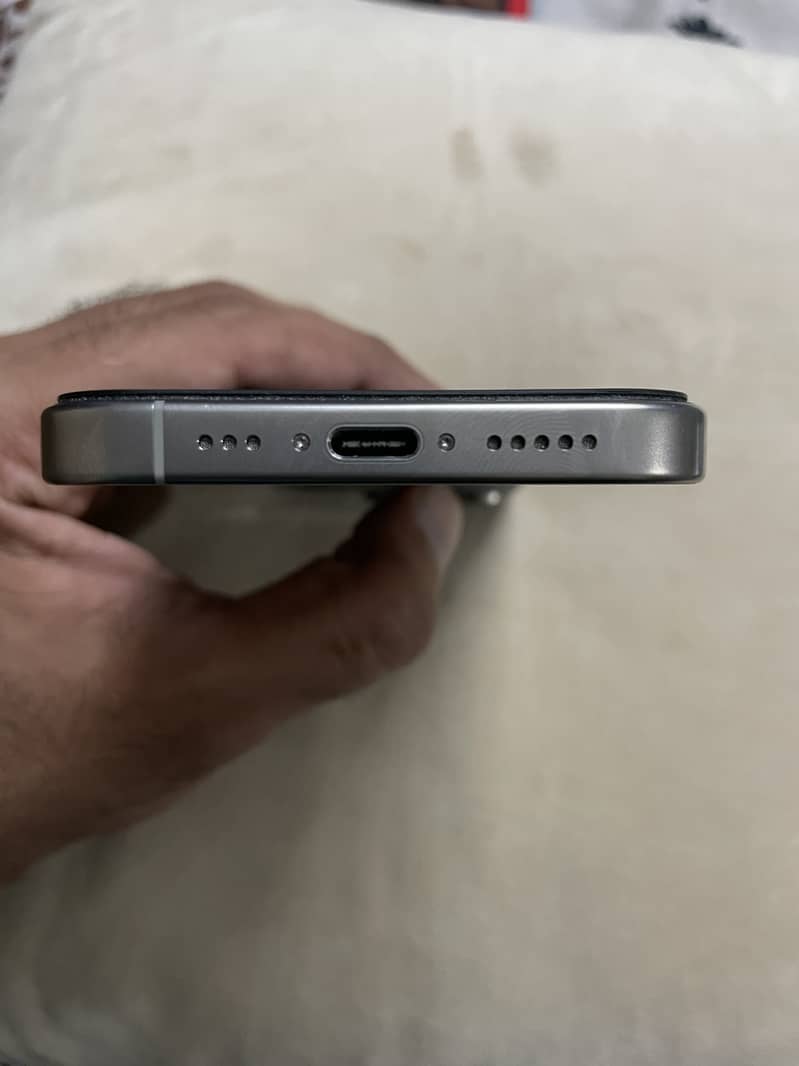 Apple iPhone 16 Pro 2