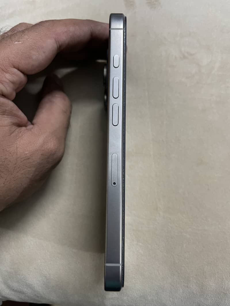 Apple iPhone 16 Pro 4