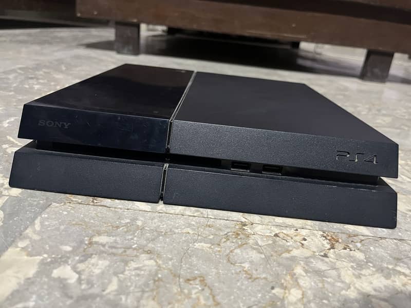 Playstation 4 with 2 controllers 4