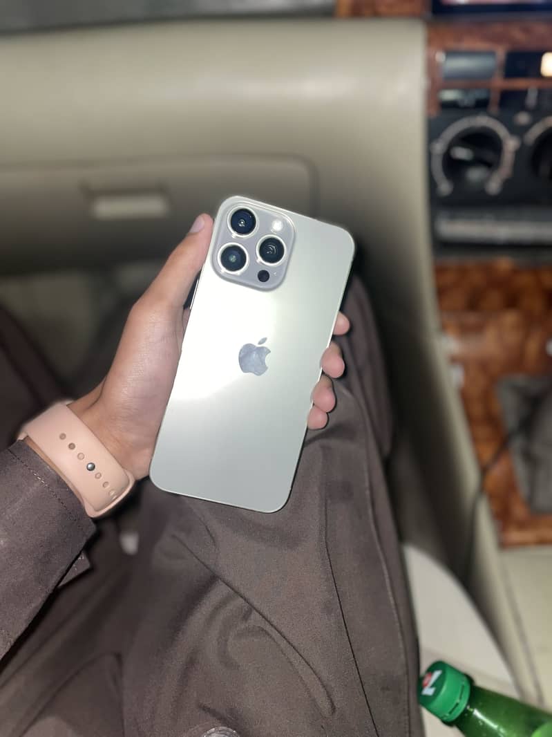 Apple iPhone 15 Pro Max 4