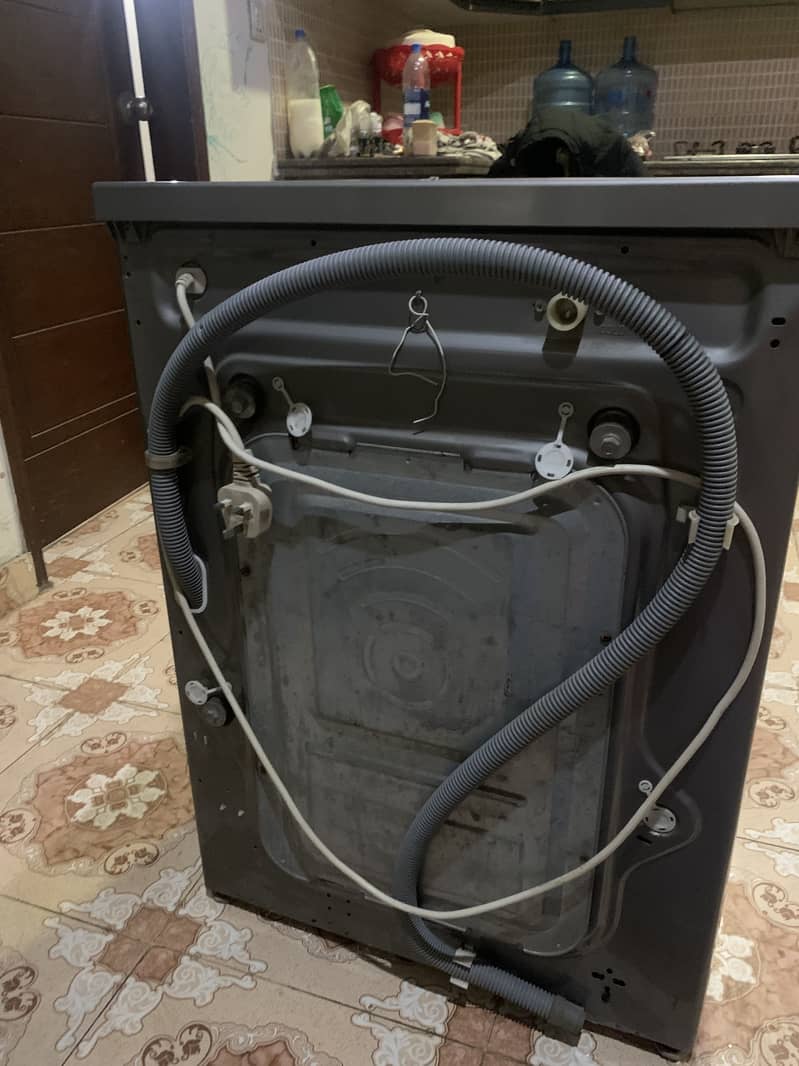Automatic LG washing machine 4