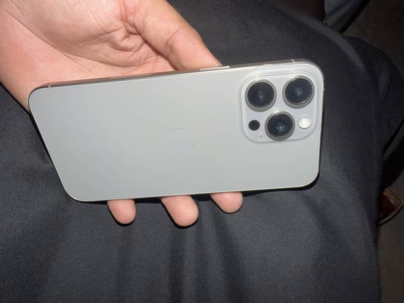 Apple iPhone 15 Pro Max 4