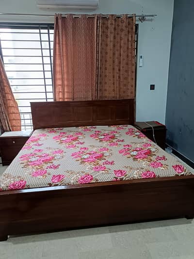 king bed and side tables