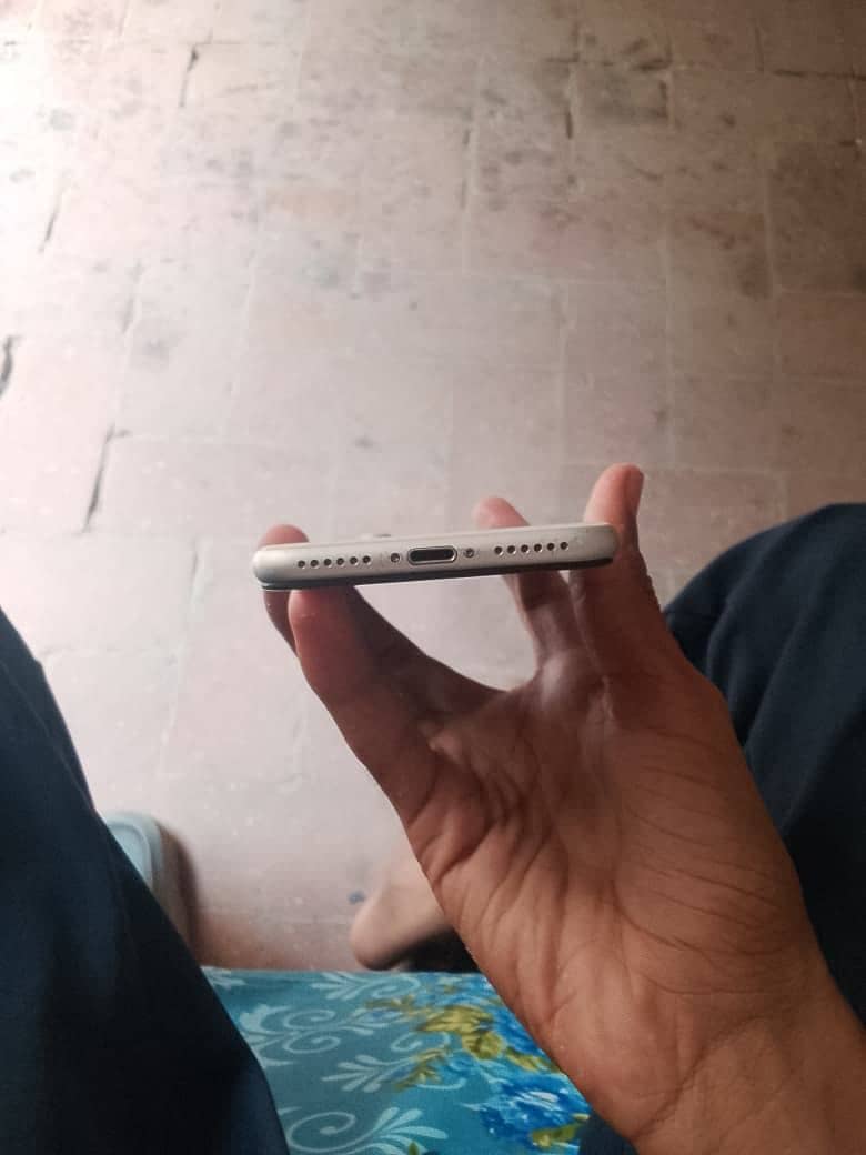 Apple iPhone 8 3