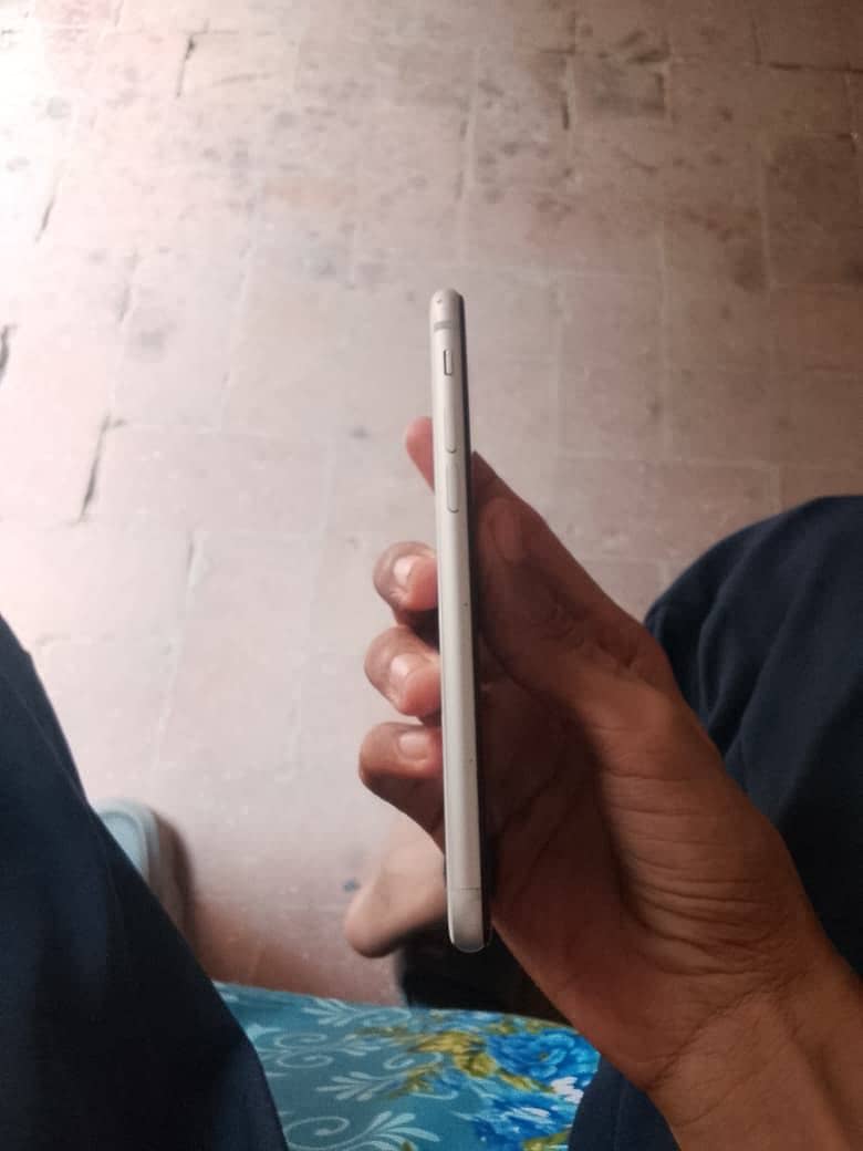 Apple iPhone 8 4