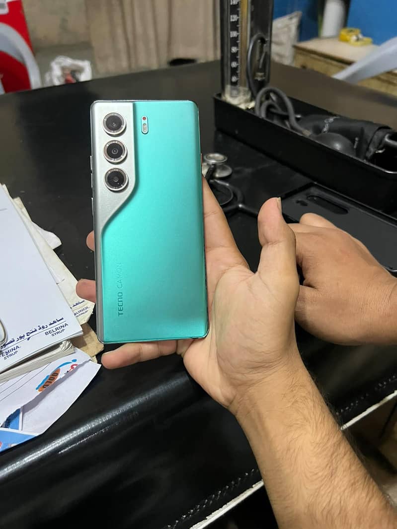 Tecno CAMON 40 Pro 0