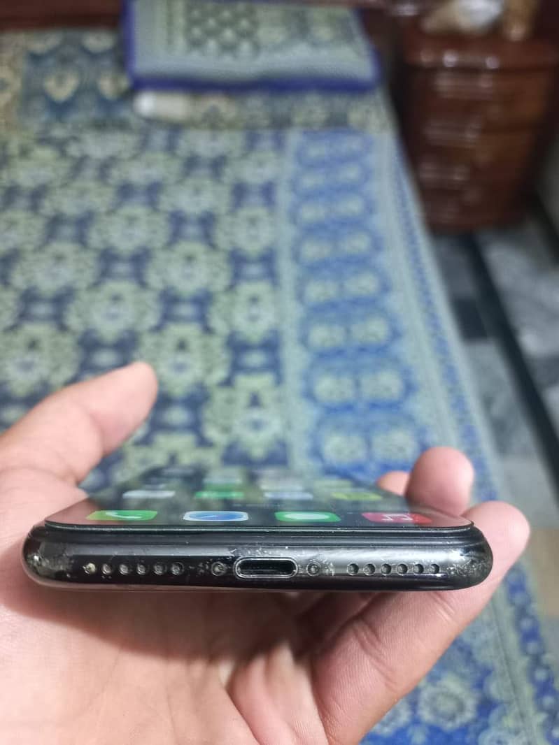Apple iPhone X 4