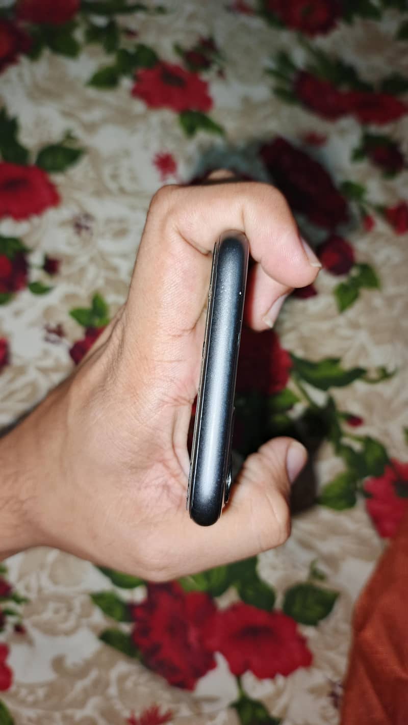 Apple iPhone 11 4