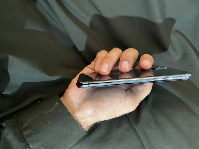 Apple iPhone Xs 7
