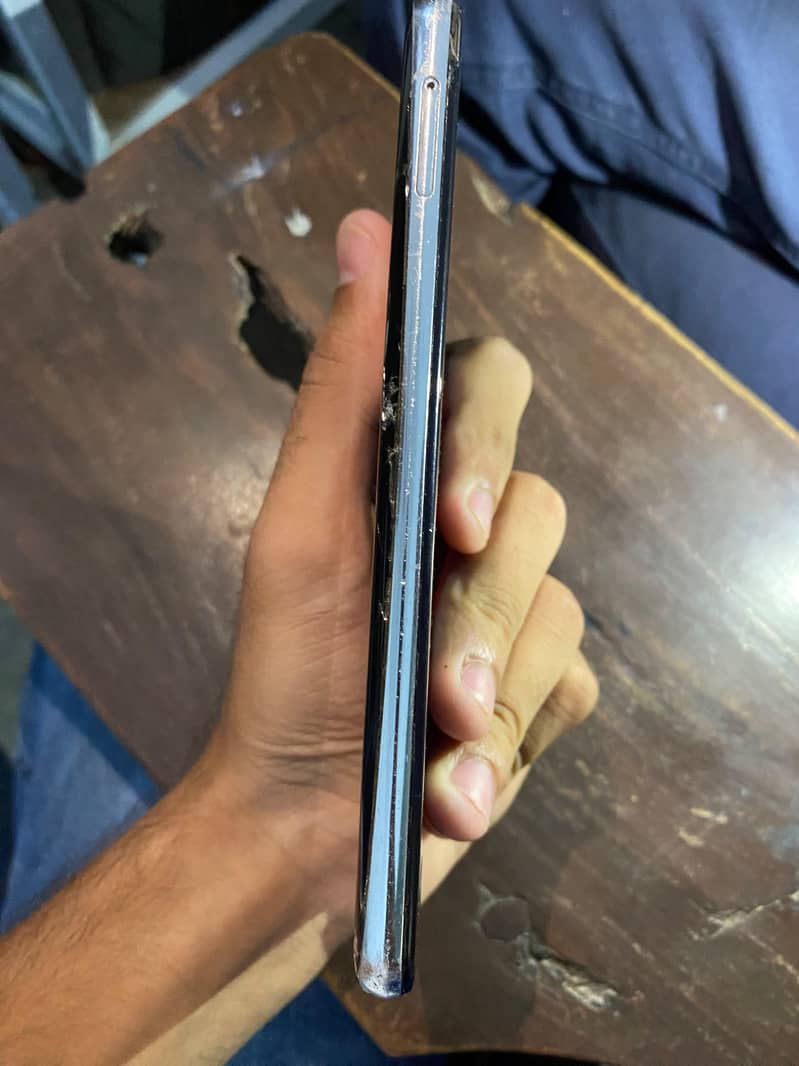 Sharp Aquos R2 4