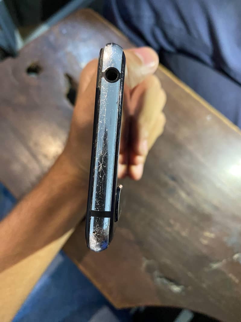 Sharp Aquos R2 5