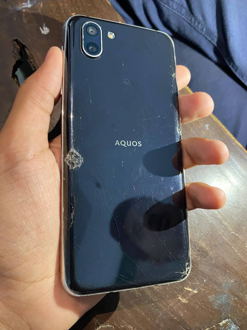 Sharp Aquos R2 6