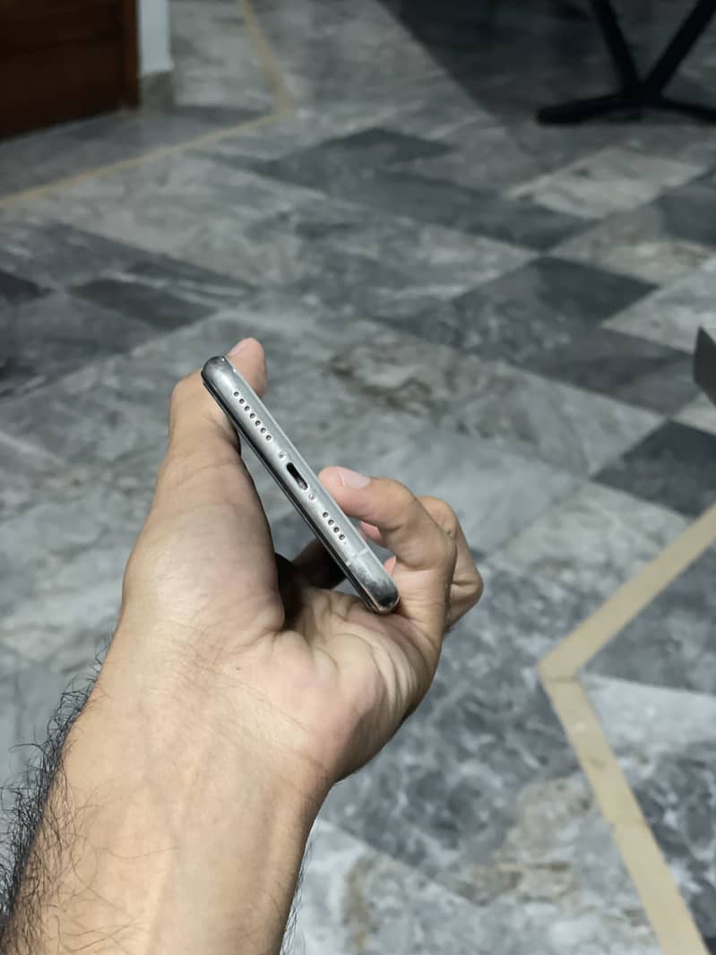 Apple iPhone 11 Pro Max 4