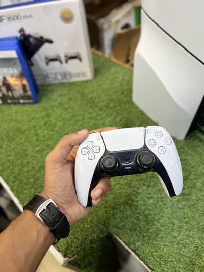 PS5 SLIM DISC EDITION USED. AVAILABLE IN GOOD CONDITION LIKE BRAND NEW