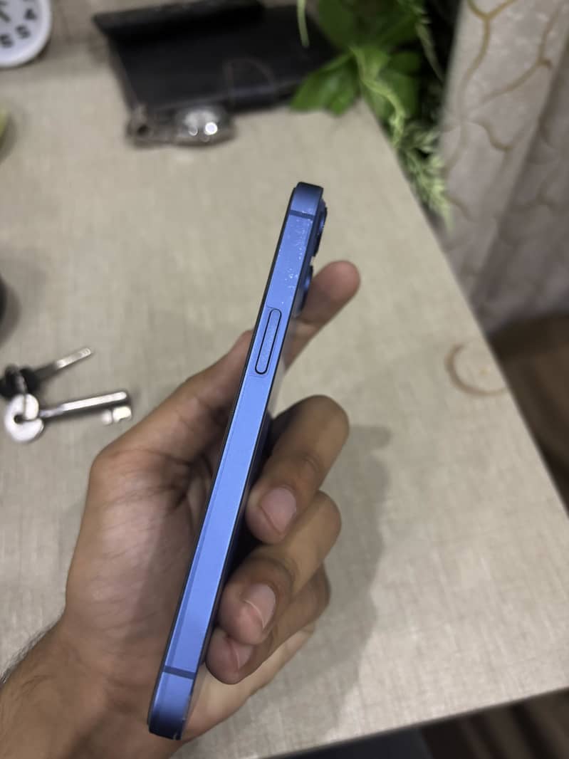 Apple iPhone 13 4