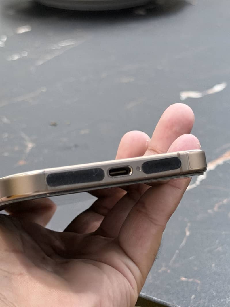 Apple iPhone 16 Pro Max 6