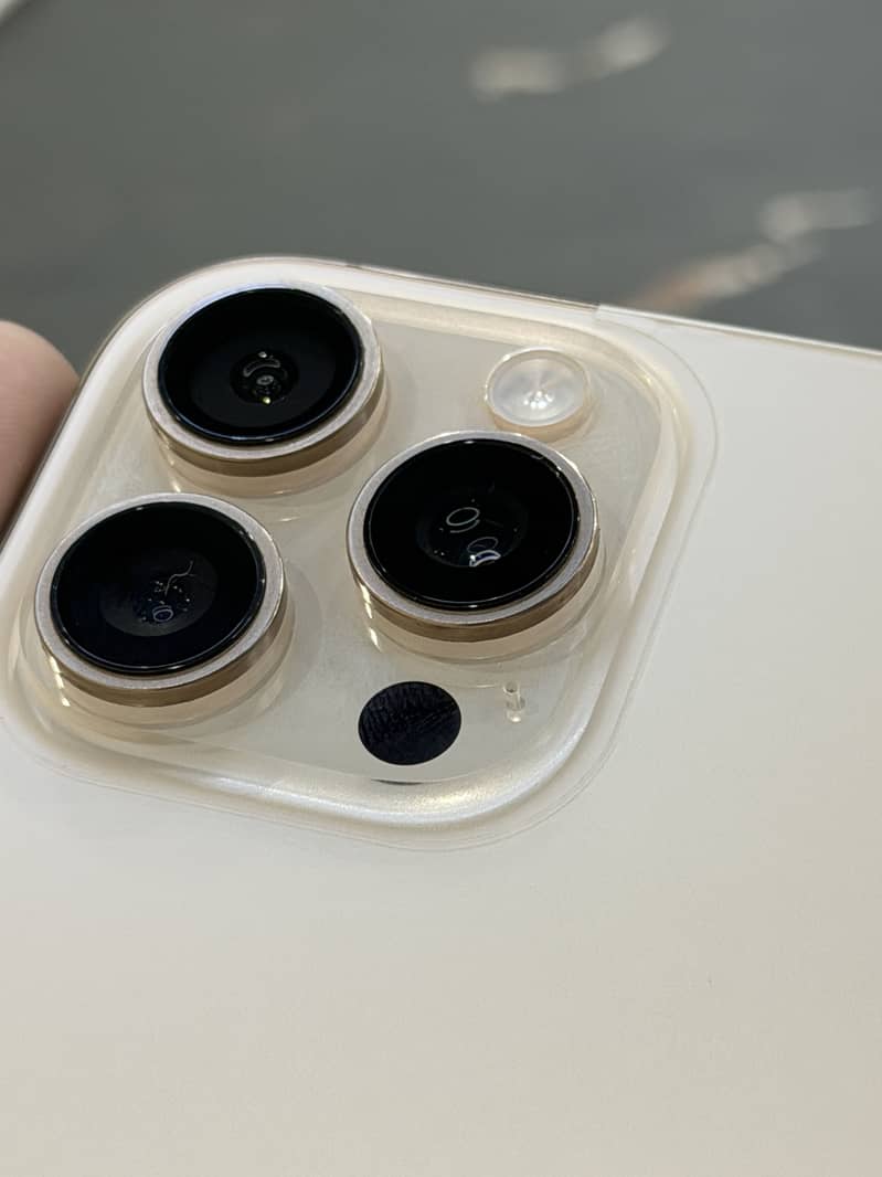 Apple iPhone 16 Pro Max 8