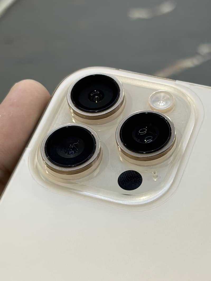 Apple iPhone 16 Pro Max 9