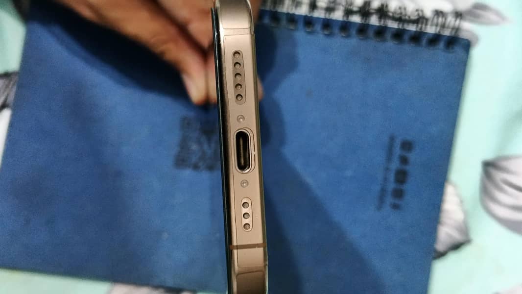 Apple iPhone 16 Pro 3