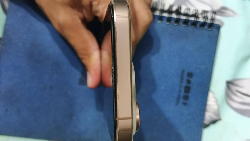 Apple iPhone 16 Pro 4