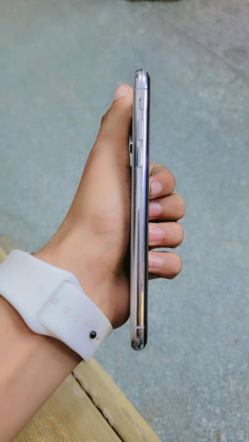 Apple iPhone X 4