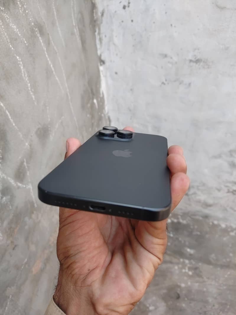 Apple iPhone 16 Pro Max 8