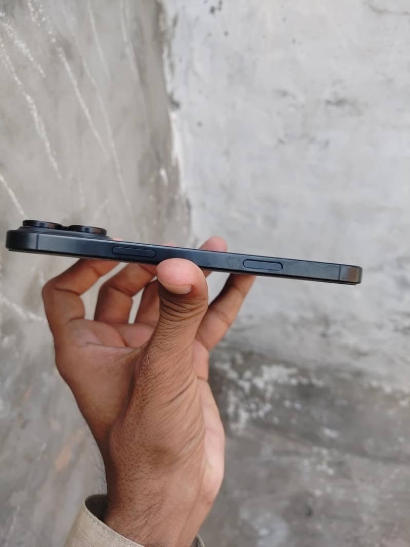 Apple iPhone 16 Pro Max 9