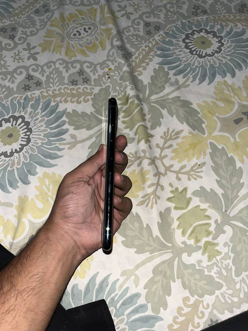 Apple iPhone 11 Pro Max 2