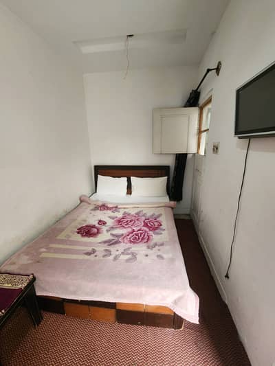 Furnished room available in G9/4 for job holder male