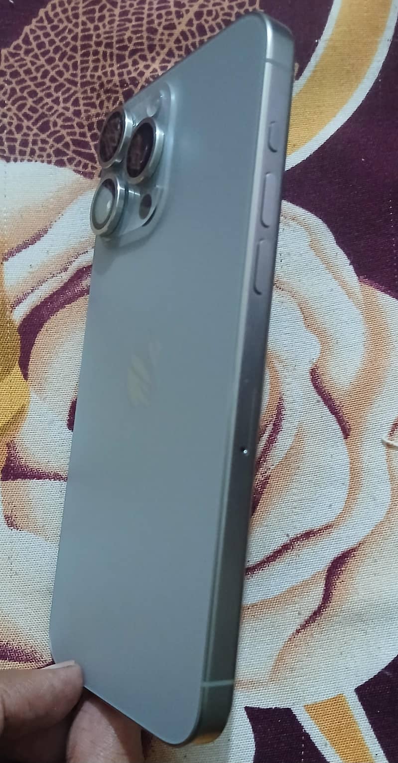 Apple iPhone 15 Pro Max 6