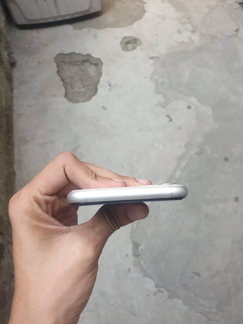 Apple iPhone 11 3