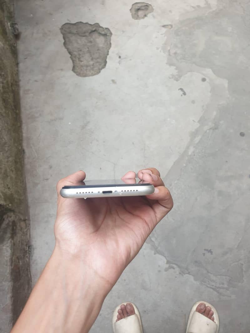 Apple iPhone 11 4