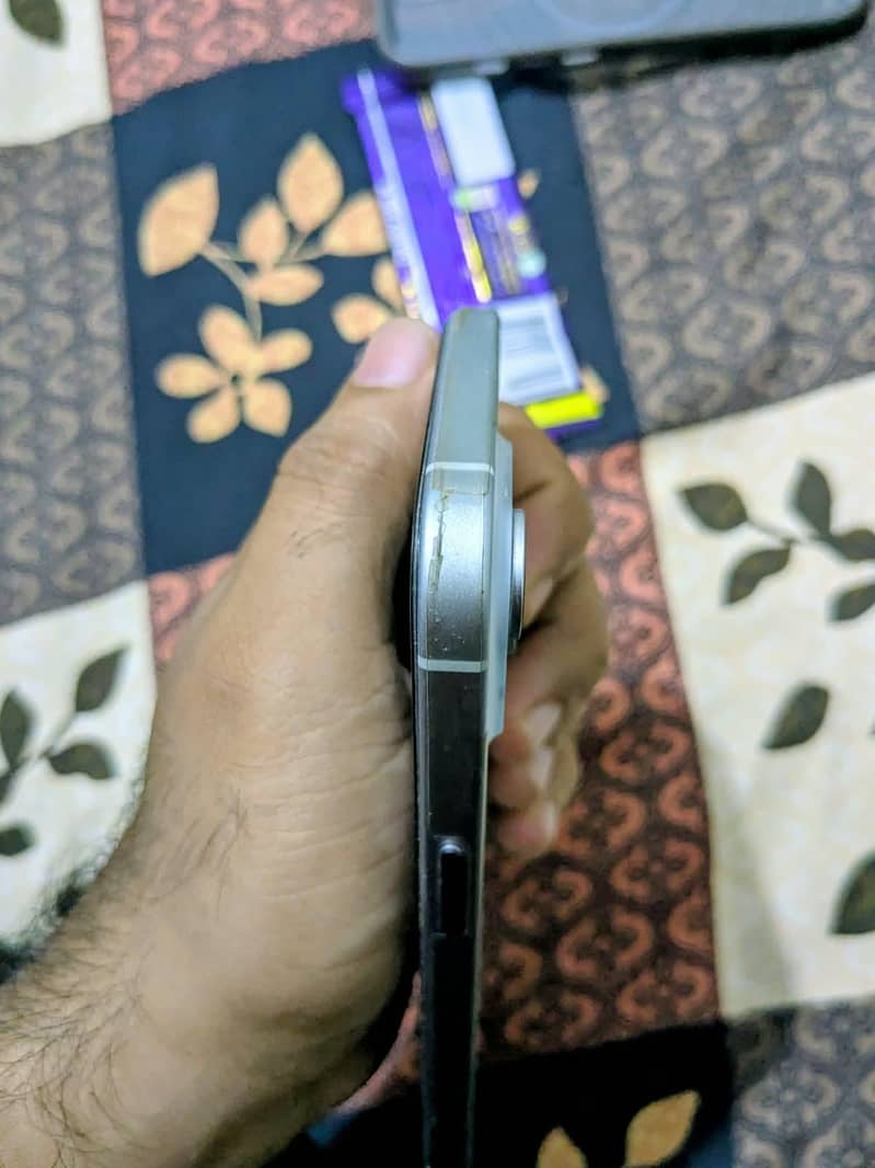 Apple iPhone 15 4