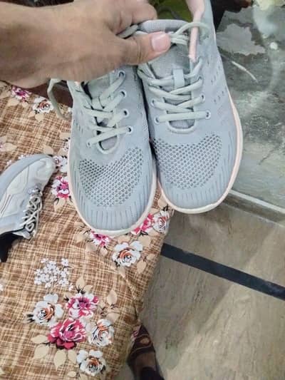 Tennis shoes