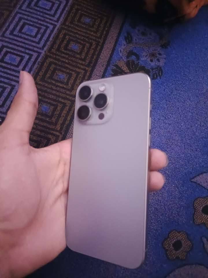 Apple iPhone 15 Pro Max 4