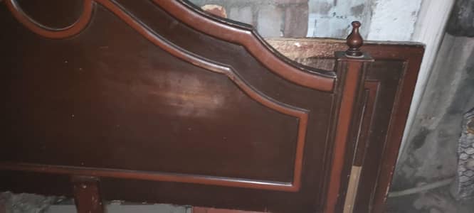2 piece Bed ki sar wali side aor center wala bed