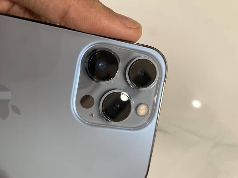 Apple iPhone 13 Pro FU 4
