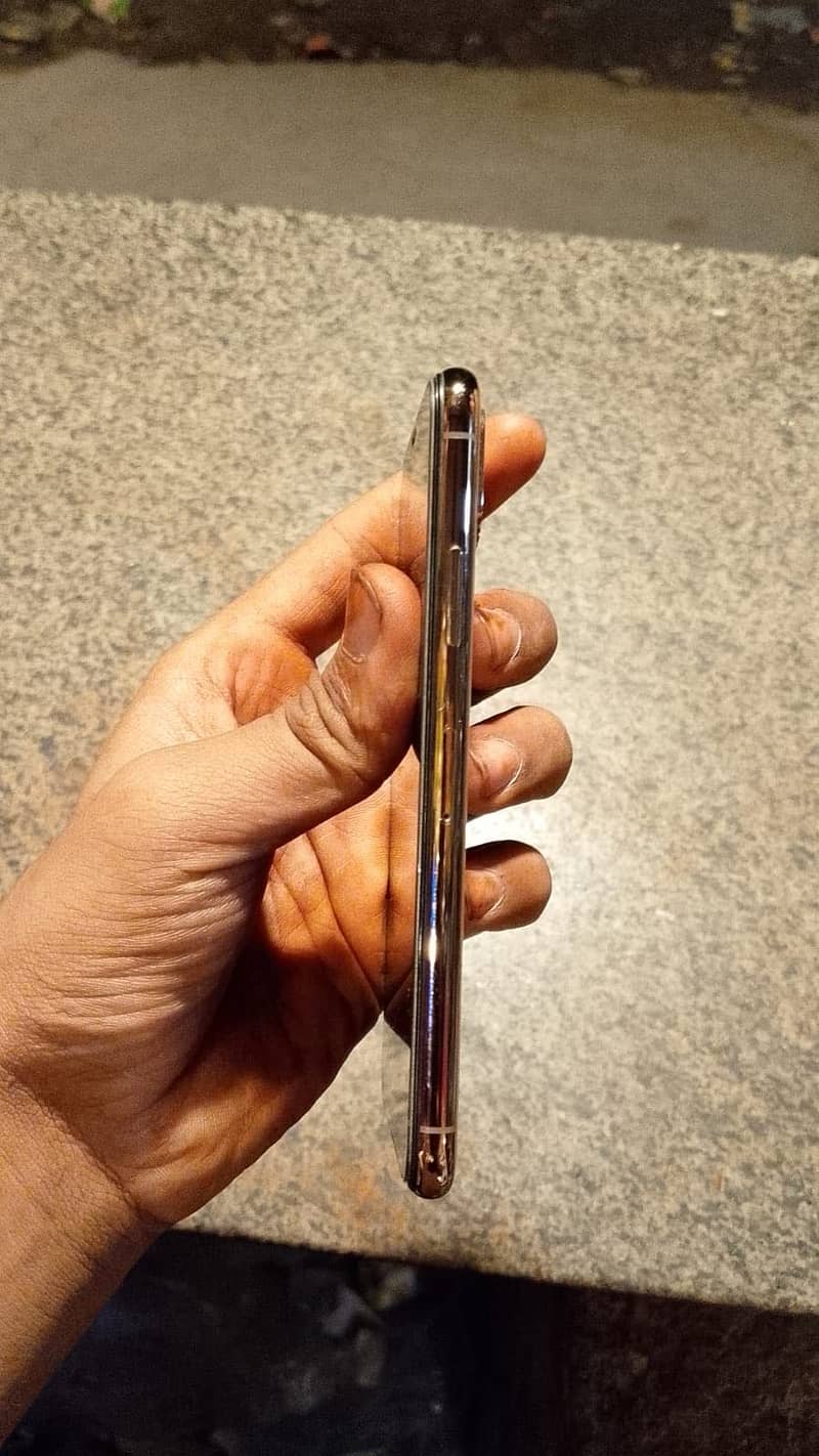 Apple iPhone XS 3